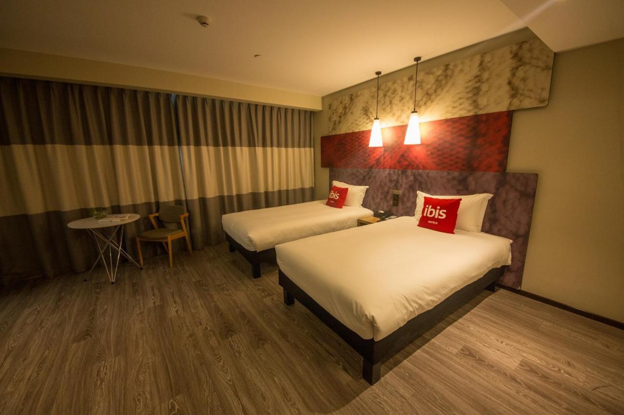 Ibis Urumqi Weixing Square Hotel Zewnętrze zdjęcie