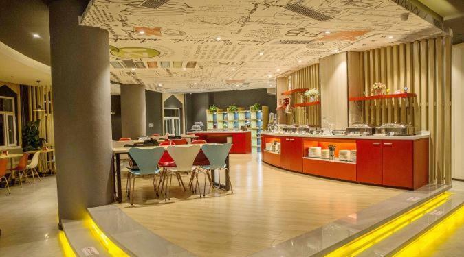 Ibis Urumqi Weixing Square Hotel Zewnętrze zdjęcie
