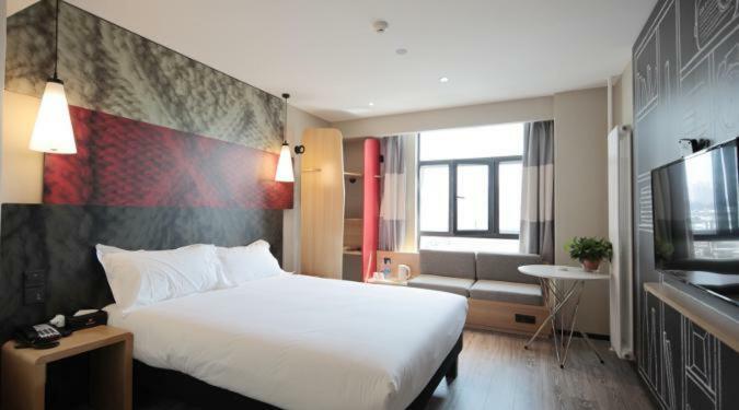 Ibis Urumqi Weixing Square Hotel Zewnętrze zdjęcie