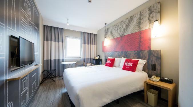 Ibis Urumqi Weixing Square Hotel Zewnętrze zdjęcie